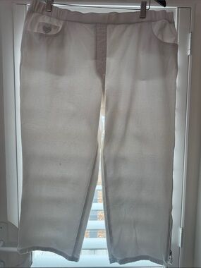 Woman’s Dream Jeannie’s Quacker White Casual pull on Capri/pants XL